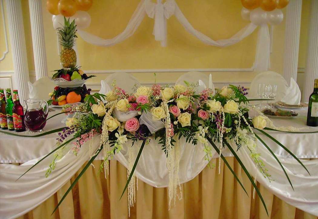 Цветочная композиция на стол жениха и невесты. - фото 883643 Студия свадебного дизайна "Райский Сад"