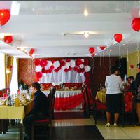 Большие цветы из креп-бумаги в свадебном декоре