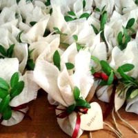 Бонбоньерки, которые мы делали для свадьбы в эко-стиле. Льняной конвертик,сердечко из крафт-картона с инициалами молодоженов, брусничная веточка и миниатюрный бант из атласной ленты брусничного цвета. А внутри шоколадные сердечки в золотистой фольге)