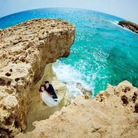 Жених и невеста притаились в гроте у самого моря