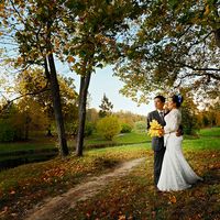 Свадебная фотосессия Золотой Осенью для пары из Вьетнама, которые специально приехали в Россию, чтобы запечатлеться на фоне этого чуда природы. Больше фото 