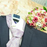 С женихом также подбираем костюм и галстук определенной цветовой гаммы!