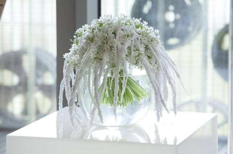 Букет невесты из белой сирени и перьев  - фото 1077755 Fiori-studio свадебное оформление