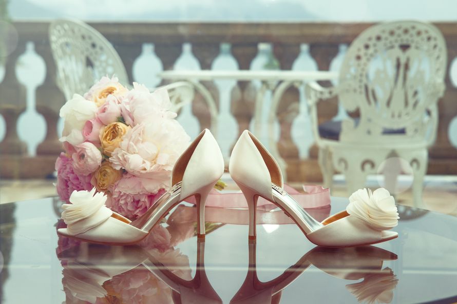 Светло-кремовые открытые туфли-деленки и букет невесты из роз и пионов - фото 2923843 Свадебный фотограф Руслан Крамар
