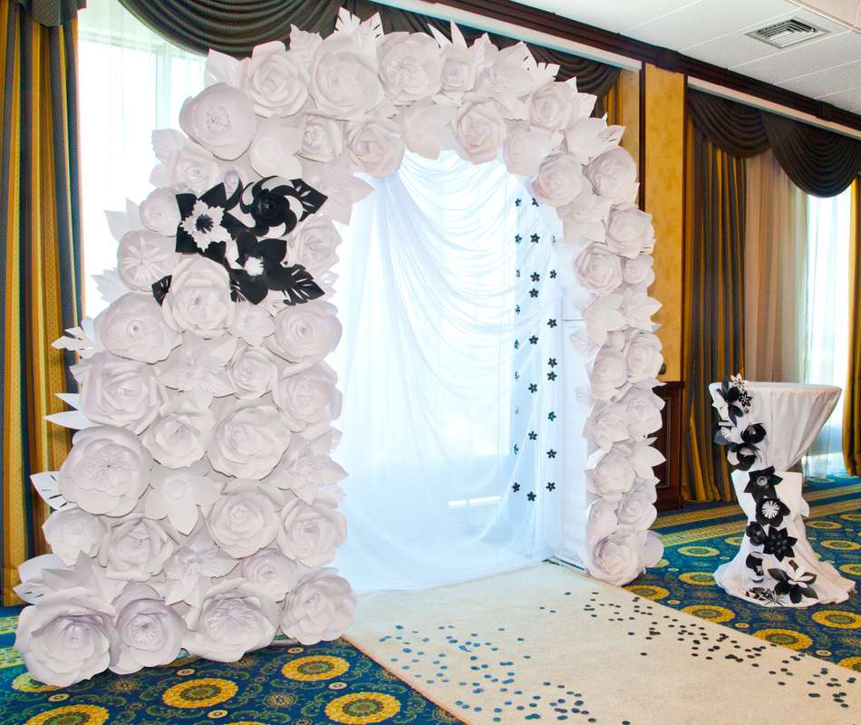Свадебная оригинальная арка, оформленная в огромных искусственных цветах в тандеме с черными - фото 2854557 Студия бумажного дизайна "Soffia"