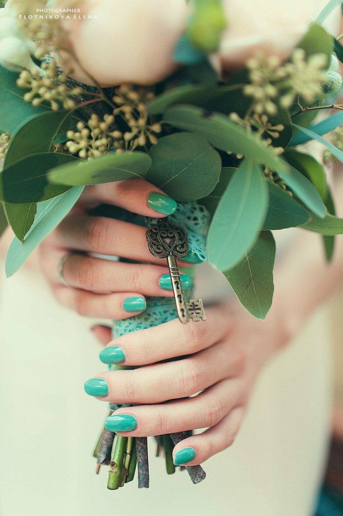 Руки невесты на фоне букета, тематически маникюр бирюзового цвета. - фото 1570943 Мастерская флористики и декора Scenario