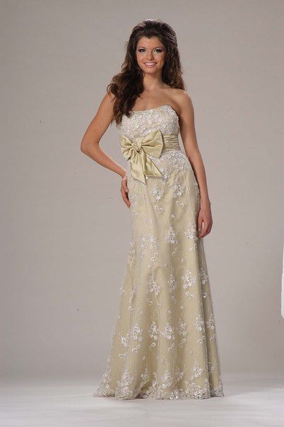 Платье представлено в белом цвете - фото 2644055 Шоу-рум свадебных и вечерних платьев "Ева"