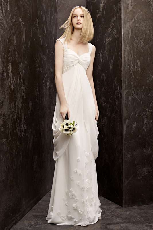 Невеста в прямом платье цвета айвори с корсетом с драпировкой и мелкими цветами на подоле  - фото 2644225 Шоу-рум свадебных и вечерних платьев "Ева"