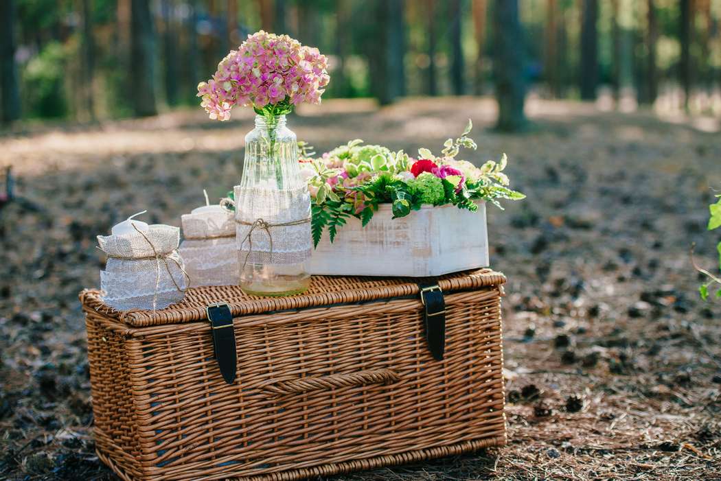 На плетённом сундуке белый ящик с цветами, стеклянная ваза с розовой гортензией, декор фотосессии свадьбы в стиле рустик - фото 2297546 Фотограф Натали Малова