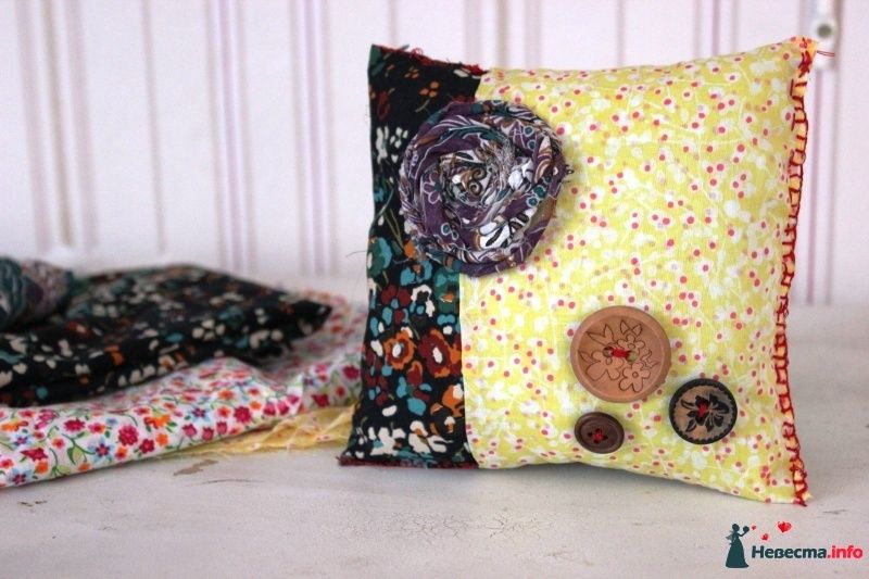 Подушечка для колец из цветастой хлопковой ткани украшена большими пуговицами и плоским цветком, скрученным из полоски ткани - фото 483564 наперегонки