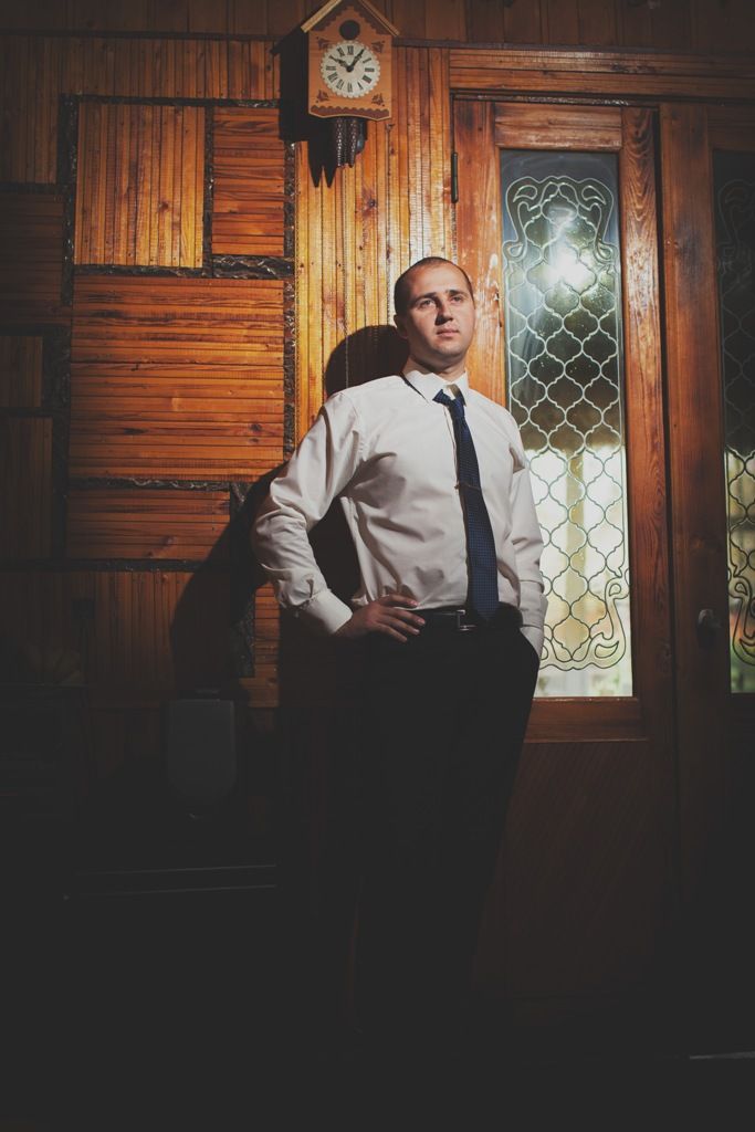 Жених в белой рубашке с серым галстуком и в черных брюках с черным кожаных ремнем  - фото 1144617 Свадебный фотограф Татьяна Омельченко