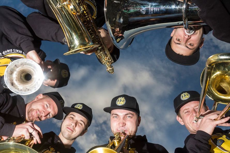 Музыка вести. Бревис брасс бэнд. Группа «Brevis Brass Band». Brevis Brass Band духовой оркестр. Группа трубачей Бревис брасс.