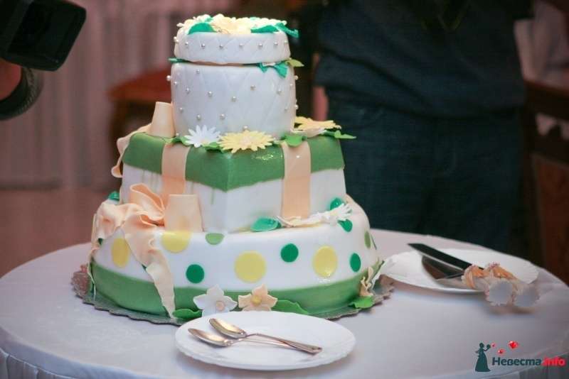 Многоярусный свадебный торт, выполненный у форме подарочных коробочек, украшенный  жемчугом, сахарными цветами и лентами  - фото 275221 GalaKern