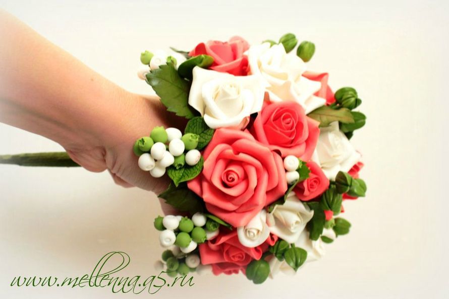 РУЧНАЯ РАБОТА. Свадебный букет "Пламенная любовь" состоит из коралловых и белых роз,бело-зеленых ягод, незабудок и бутонов орхидей - фото 2850279 Mellenna - цветы из полимерной глины