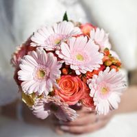 Букет невесты с герберами и розами в розовых тонах