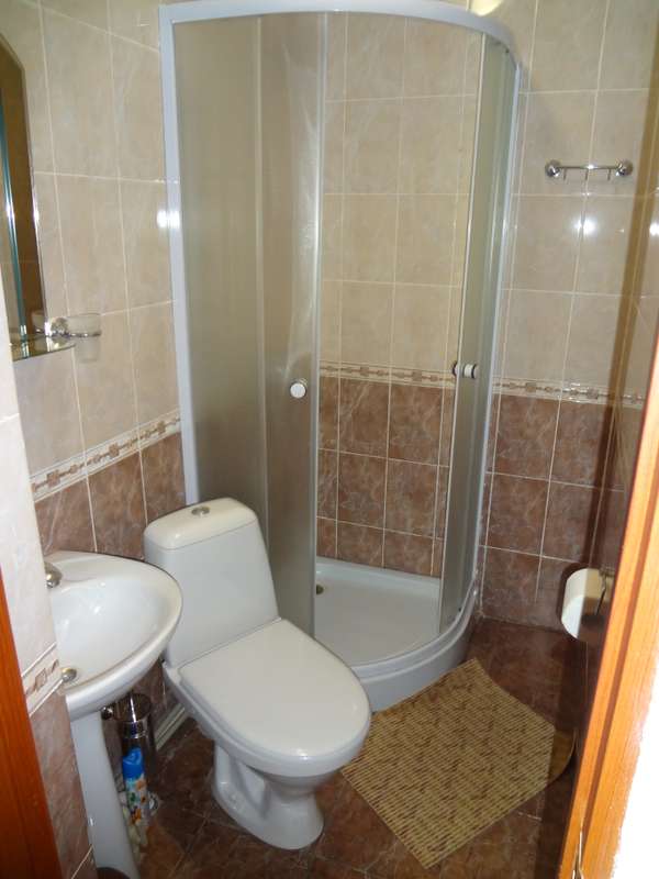 Туалет, душ в номерах-люксах - фото 1227151 Игорь Федоров - База отдыха в Керчи