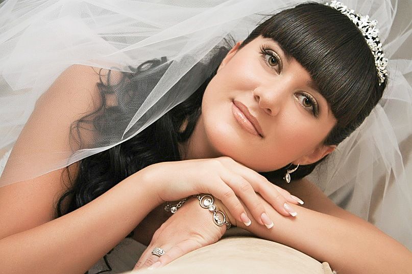 Романтический образ невесты выражен в прическе из полу распущенных длинных локонов с фатой - фото 1221481 Ксанка Хмелевская - профессиональный макияж