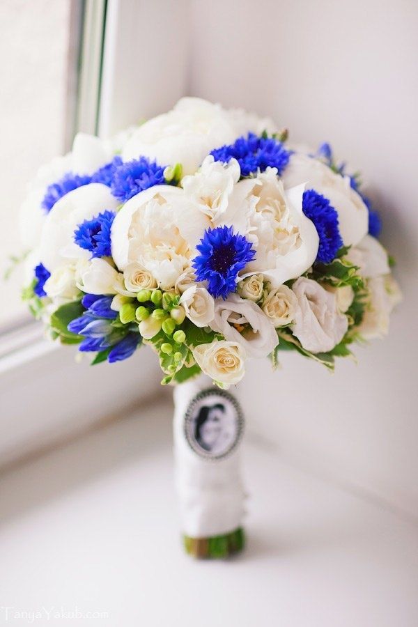 Букет невесты из белых пионов и роз, зеленого лигустрма и синих васильков, декорированный белой лентой и брошью  - фото 1552093 alendrik