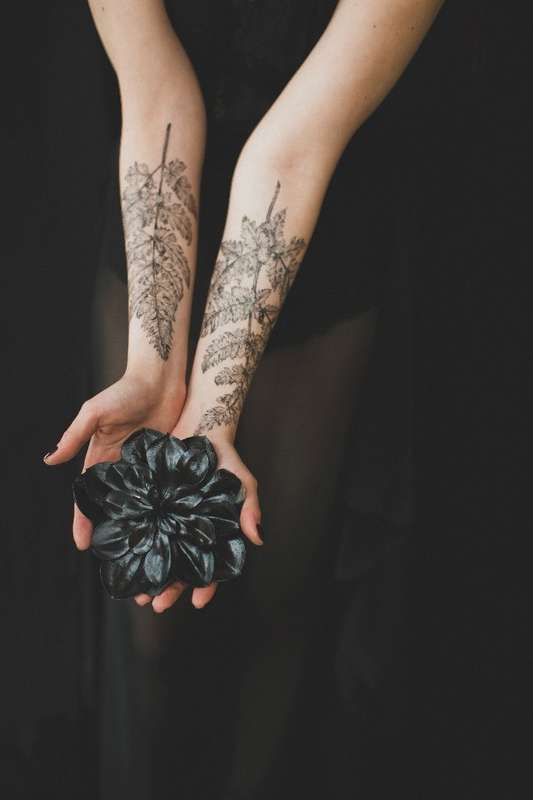 Девушка с черными рисунками листьев на руках держит черный цветок - фото 3294537 Nayza - Professional beauty