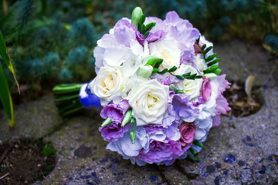 Круглый букет невесты из белых роз, сиреневых фрезий и фиолетовых эустом, декорированный фиолетовой атласной лентой  - фото 1259685 Студия флористики и декора Батуры Кирилла