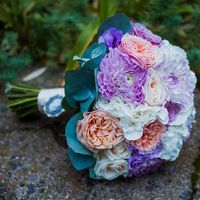 Букет невесты из сиреневых астр и розовых роз