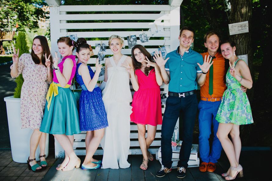 Гости рядом с невестой, в ярких красочных нарядах, на фоне стены с фотографиями - фото 1286157 Ворогушина Анна