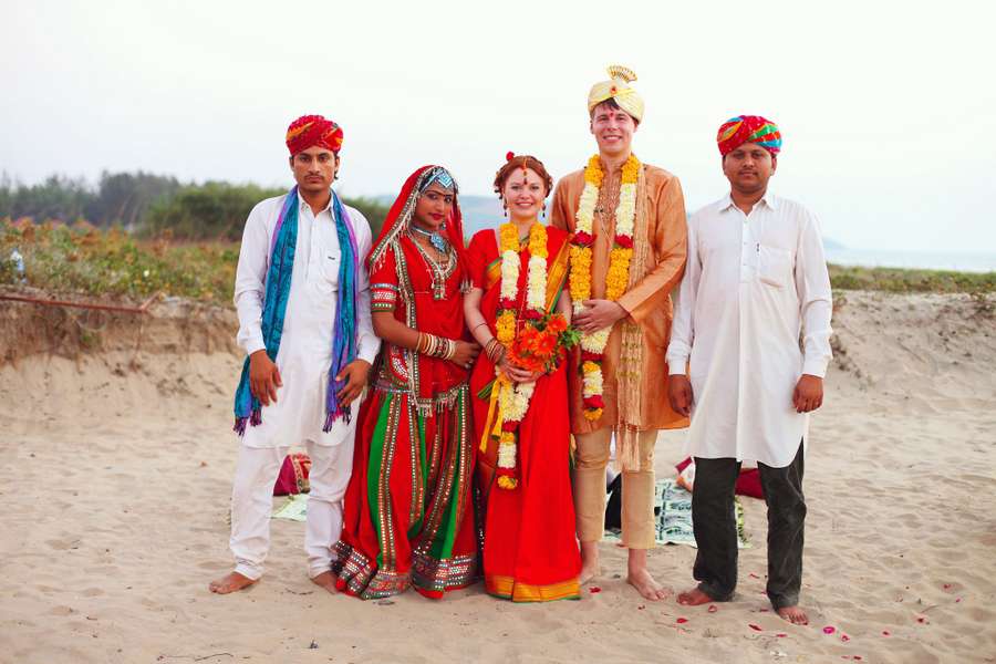 Гости в этнических индийских костюмах рядом с женихом и невестой , на песчаном холме - фото 1284341 Фотограф Юлия Леденёва