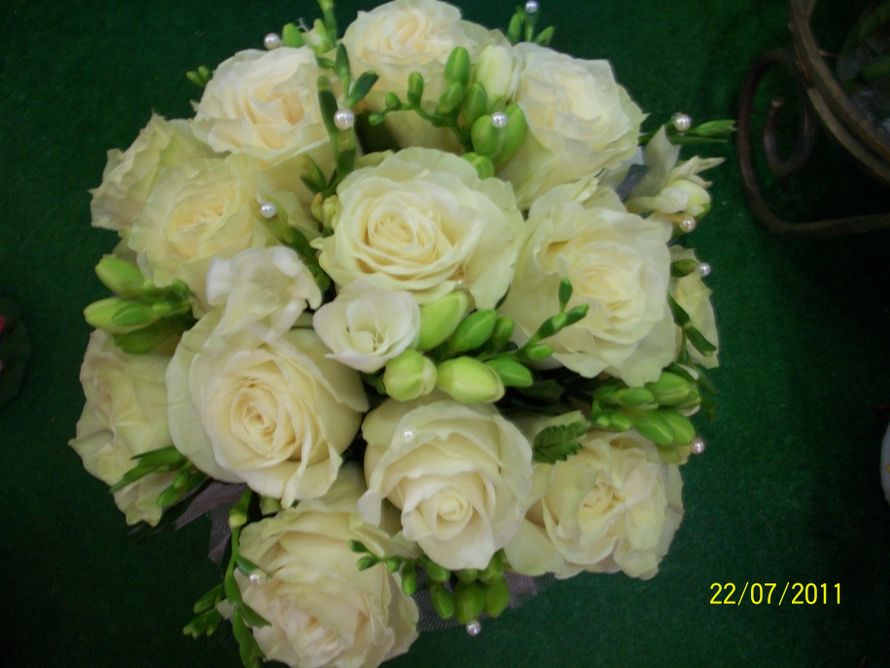 Букет из белых роз и белой фрезии с дополнительным декором - от 3 300 рублей. - фото 1306263 Студия свадебной флористики Гаяне Арутюнян
