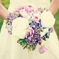 Букет невесты из сирени, роз и тюльпанов в розоы-сиреневых тонах
