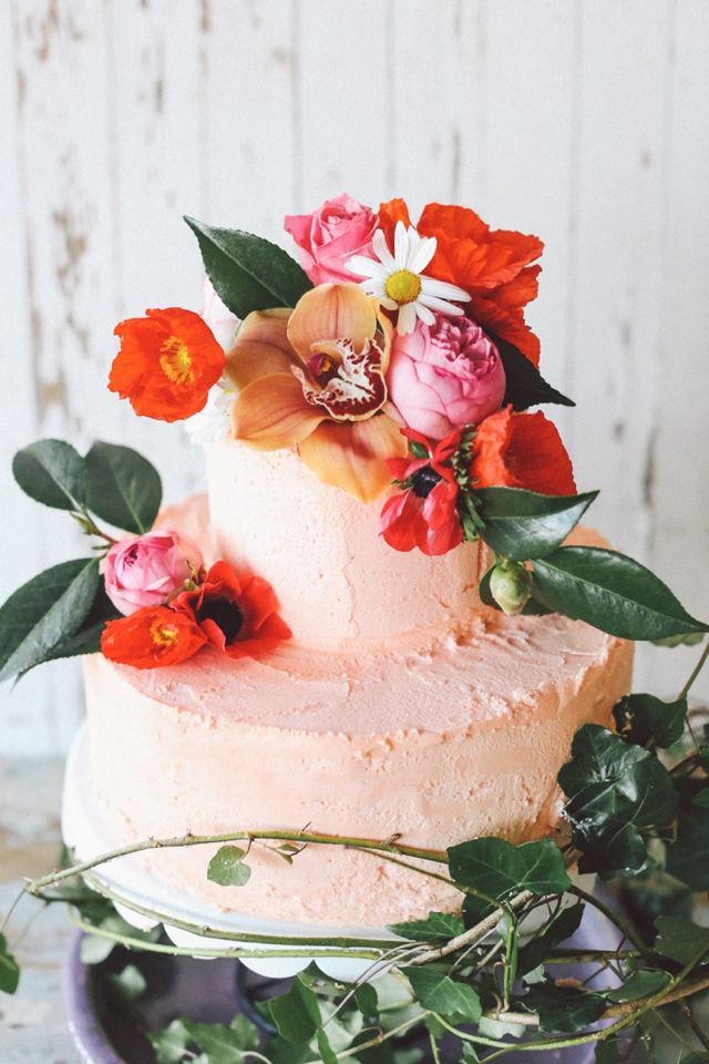 Двухъярусный свадебный тортик, в нежно розовом креме, украшенный цветами - фото 2086312 Ирина Яшина, ведущая