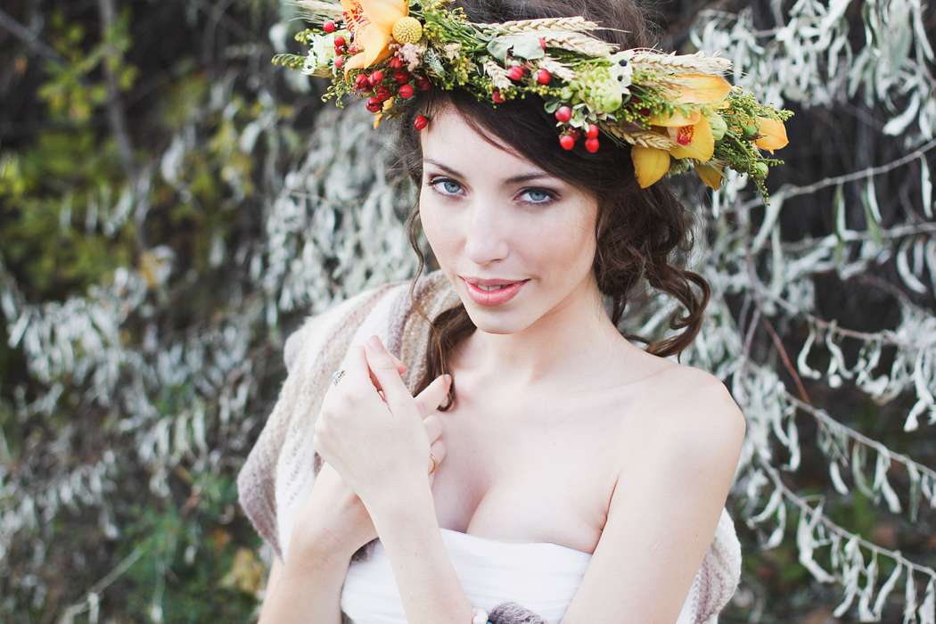Волосы невесты украсил венок из зелени, листьев, колосков и ягод - фото 1363104 Фотограф Елизавета Климочкина