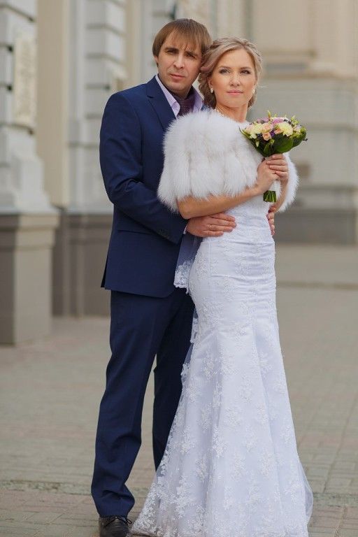 Песцовая горжетка на невесте Оксане прохладным апрелем - фото 2940435 White Fur - прокат меховых свадебных аксессуаров