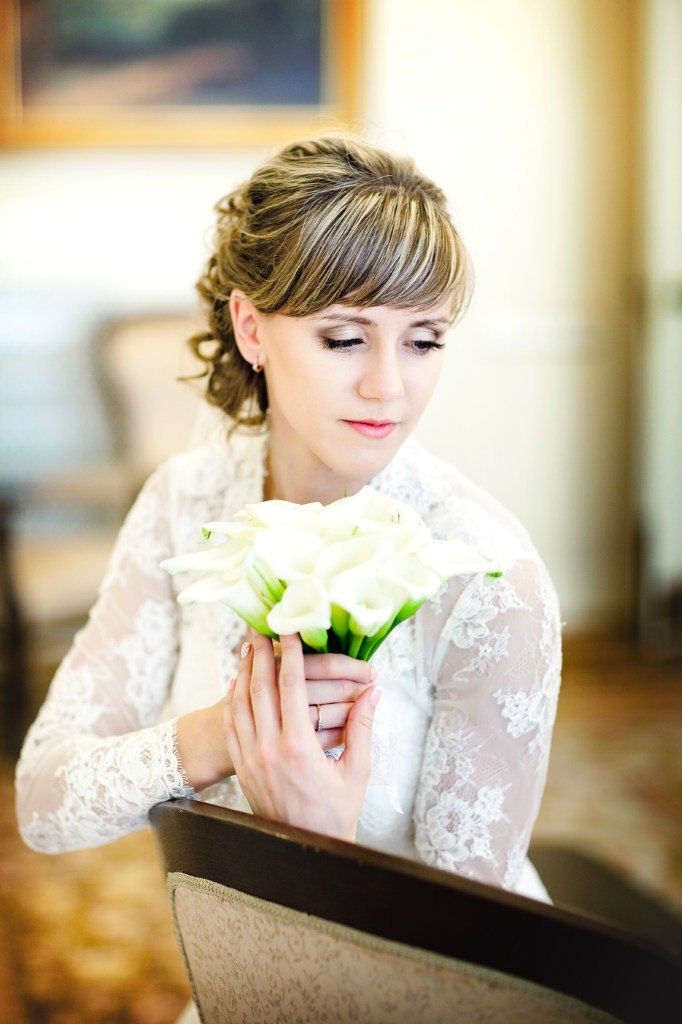 Невеста с прической из мелких спиральных локонов собранных в вертикальный пучок на затылке с прямой челкой, с макияжем в светло - фото 2859569 Ks_05