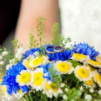 Букет невесты в бело-голубых тонах из ромашек и хризантем