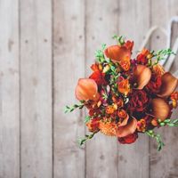 Осенний букет невесты из роз, фрезии и каалы