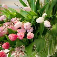 Украшение стола жениха и невесты тюльпанами
