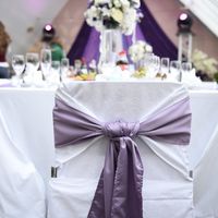 Оформление стульев в бело-сиреневой гамме