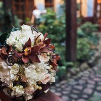 Букет невесты из коричневых орхидей и белых астр