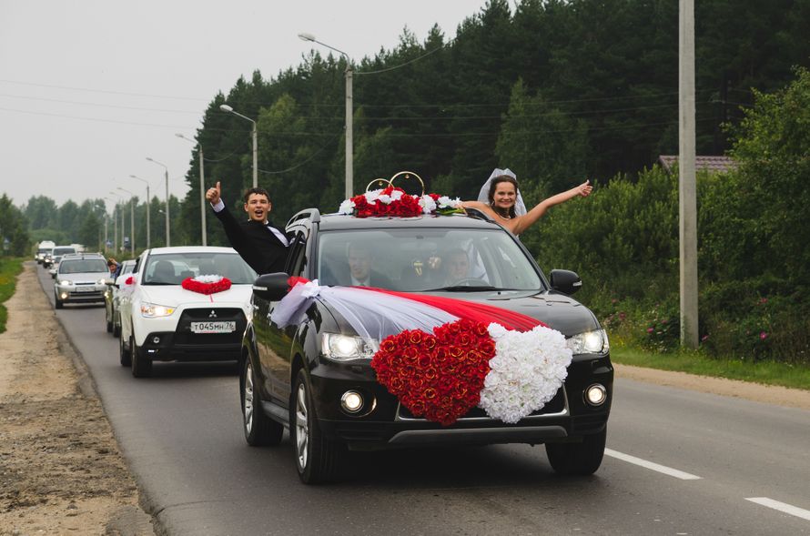 Черный автомобиль на автостраде,  украшенная большими экибанами  в виде сердец из белых и красных роз, стойка на крыше автомобиля - фото 1408933 Фотограф Алексей Шапошников