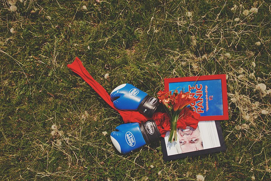 Оформление фотосессии свадьбы на аэродроме с использованием картин в синей и красной рамке, синих боксёрских перчаток - фото 1564745 Фотограф Екатерина Малышева