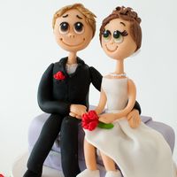 Фигурки жениха и невесты выполнены из сахарной пасты, на специальной подставке - чтобы их можно было легко снять с торта и сохранить на память :)