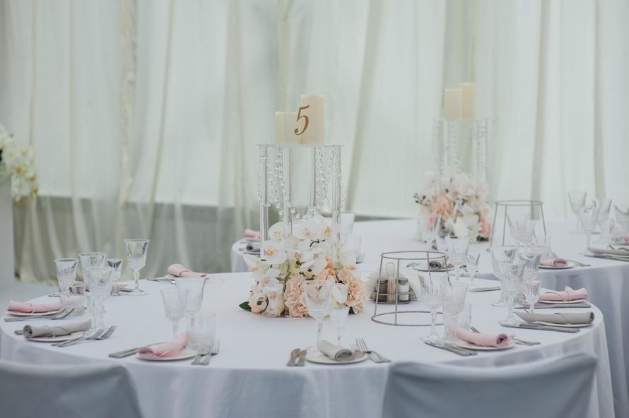 Стойки с цветочным оформлением на столах гостей - фото 16989964 Студия "Nicole.Wedding"
