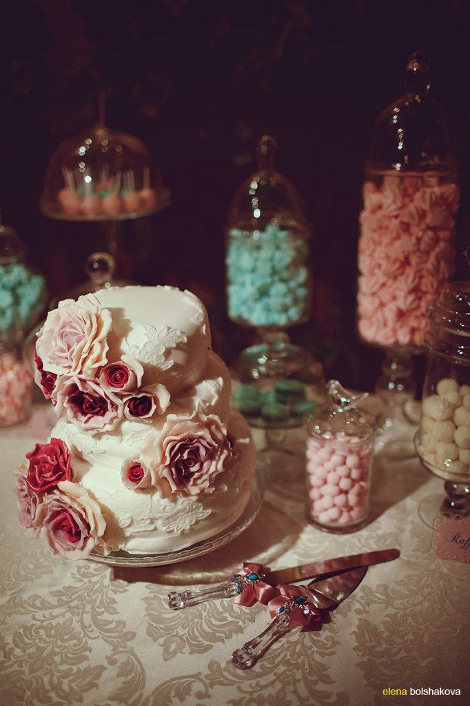 Свадебный торт, украшенный белым кремом и сахарными цветами - фото 1520483 Бутик свадебных аксессуаров Mon Amour