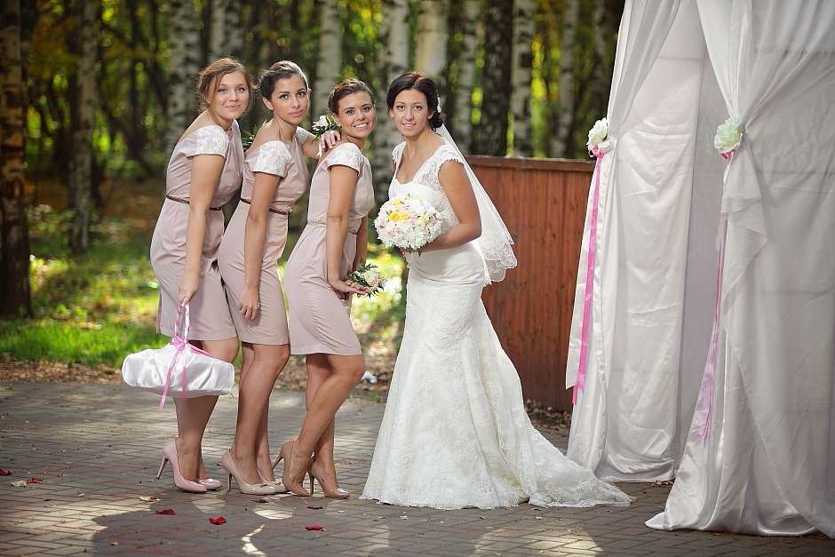 Счастливая невеста со своими подружками на свадебной церемонии, одетые в тематику самой церемонии, а именно в платьях - фото 1463221 Евгений Тимофеев фотограф