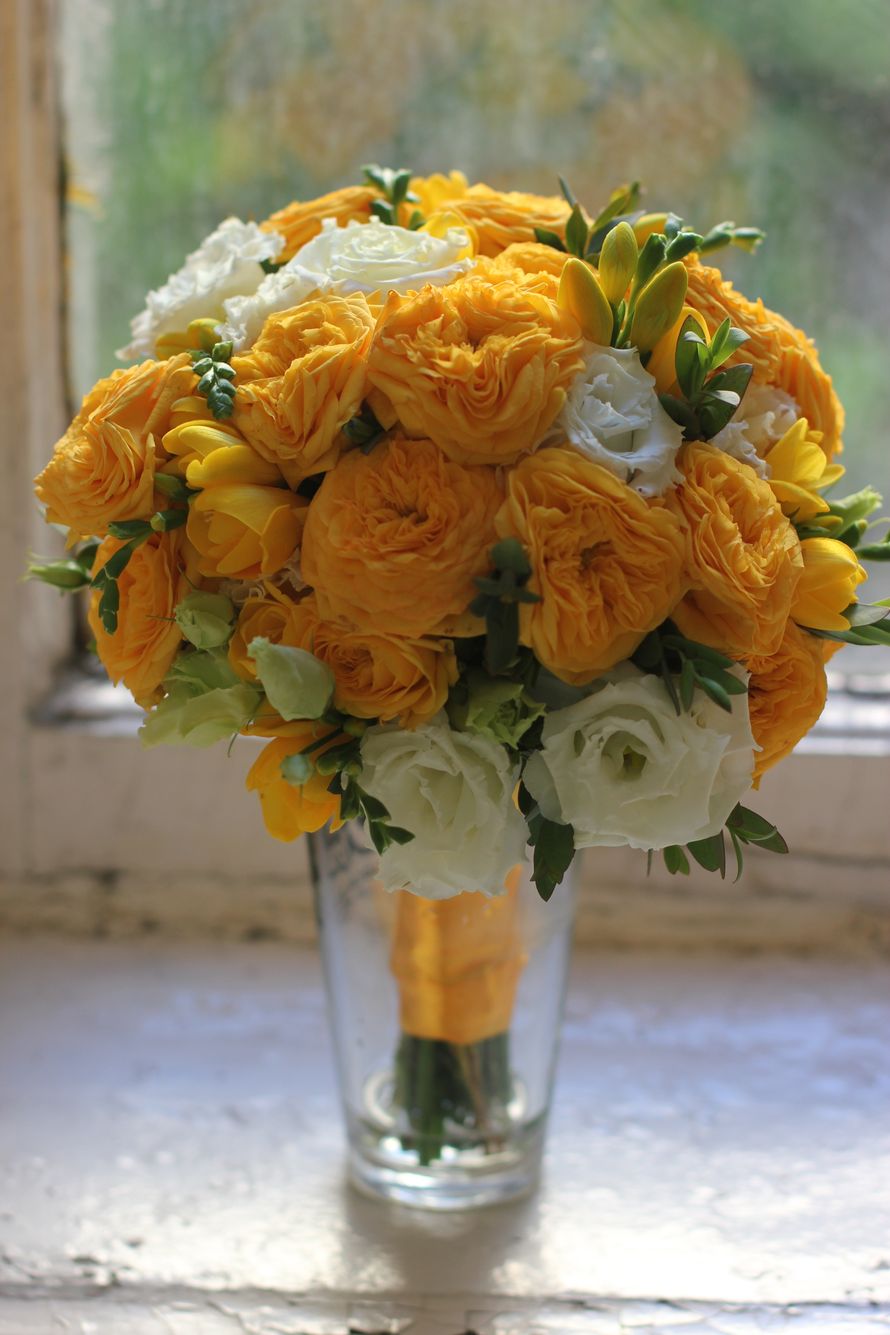 Букет невесты из кустовой пионовидной розы, махрового лизиантуса и ароматных фрезий. - фото 16733708 Флорист Юрина Алёна
