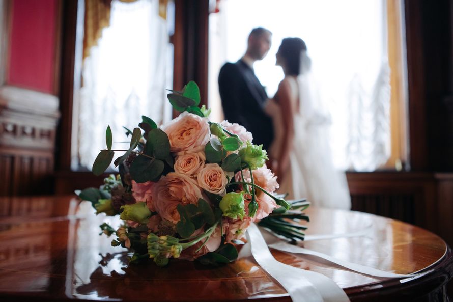 Букет невест из пионовидных роз, махрового лизиантуса, эвкалипта и маттиолы - фото 16733710 Флорист Юрина Алёна