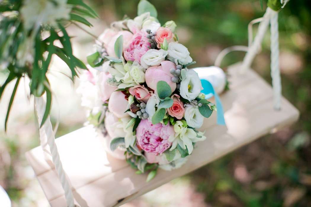 Букет невесты из белых эустом, серой брунии, зеленого эвкалипта, розовых роз и пионов, декорированный ярко-голубой и белой лентой - фото 3002979 irinka525