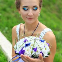 Букет невесты из белых ромашек и голубых хризантем