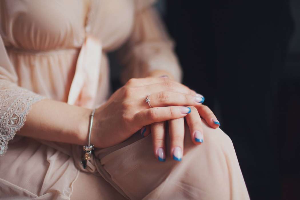 Невеста сложила руки на колене, одна на другую. Ногти короткие с синим френчем. - фото 2888017 muha_stakan