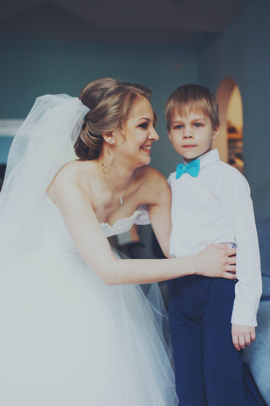 Мальчик рядом с невестой в белой рубашке с голубой бабочкой и классических черных брюках - фото 2893735 muha_stakan